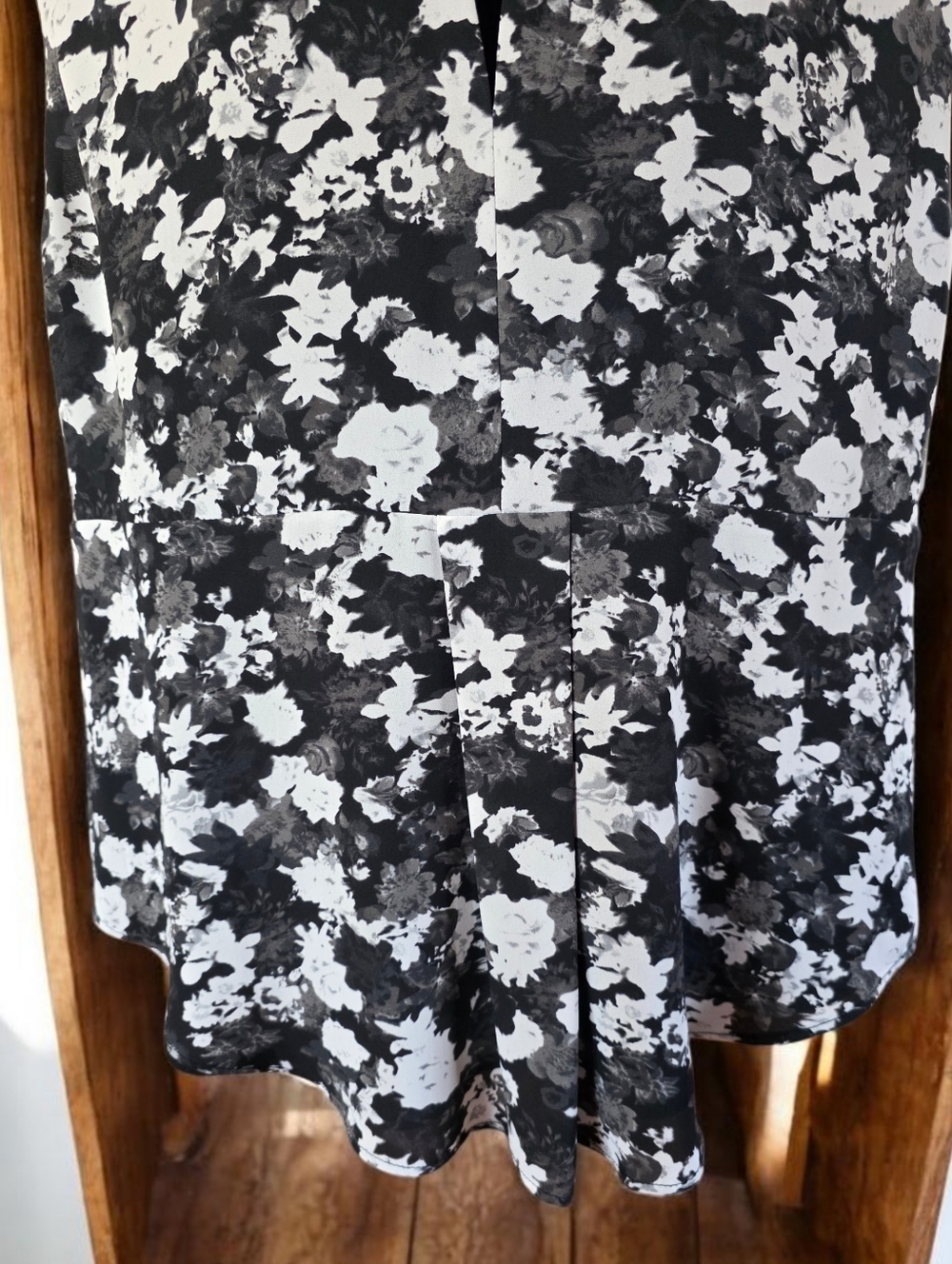Dex Black & White Lightweight Floral Sleeveless V-Neck Top With Keyhole Back - Picture 6 of 13